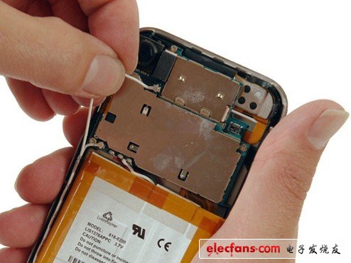 苹果第一代iPhone 1因天线设计意外曝光 拆解全程揭示传奇起点
